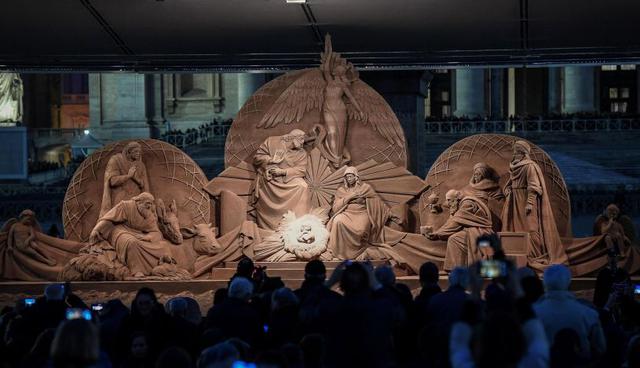 Vaticano: Inaugura enorme pesebre esculpido en arena en la plaza de San Pedro. (Foto: EFE).