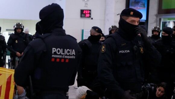 Oficiales de los Mossos d’Esquadra, la Policía catalana. (Foto referencial | Pau Barrena | AFP)