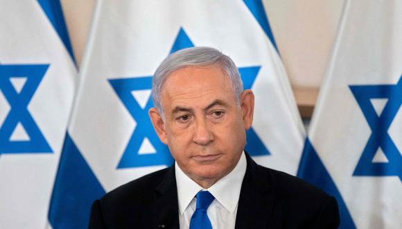 En esta foto de archivo tomada el 19 de mayo de 2021, el primer ministro israelí, Benjamín Netanyahu, observa durante una sesión informativa en la base militar de Hakirya en Tel Aviv. (Foto de archivo: AFP /Sebastian Scheiner)