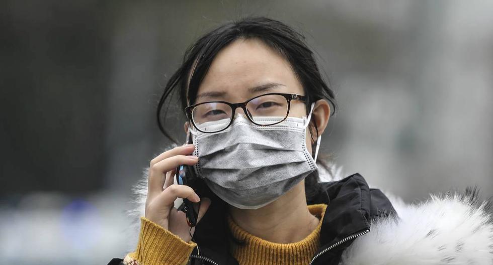 Una mujer camina en Wuhan, China, con mascarilla, ante el brote del nuevo tipo de coronavirus. (Foto: Getty Images)