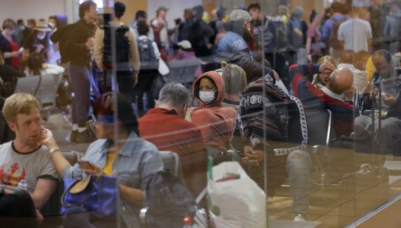 Los viajeros varados el aeropuerto internacional Jorge Chávez. (Foto: AFP/Archivo).