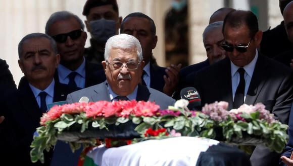 El presidente palestino, Mahmoud Abbas, se despide de la periodista de Al Jazeera Shireen Abu Akleh, quien fue asesinada durante una redada israelí en Ramallah, en la Cisjordania ocupada por Israel. (REUTERS/Mohamad Torokman)