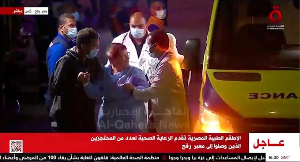 Una de las rehenes israelíes liberadas por Hamas es recibida por personal médico tras llegar en un convoy a Egipto desde Gaza.