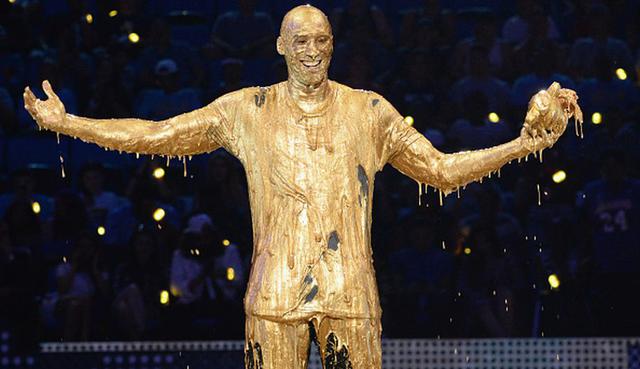 Kobe Bryant asistió a la ceremonia de premiación de Nickelodeon en 2016 y fue bañado en oro. Descanse en paz. Foto: GETTY