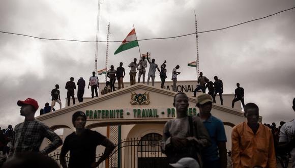 Cientos de personas que respaldan el golpe en Níger se reunieron para una manifestación masiva en la capital Niamey con algunas banderas rusas gigantes. (Foto por AFP)