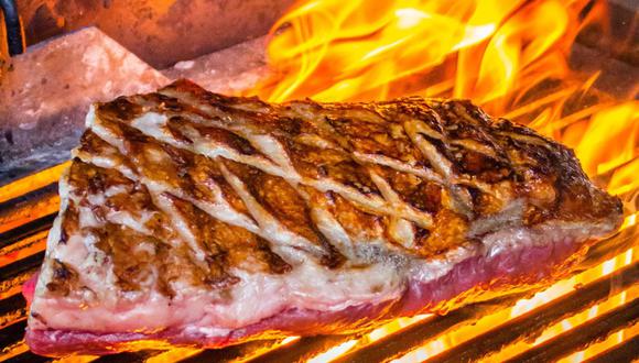 Cocinar la carne sobre fuego abierto o un asado Fotografía de