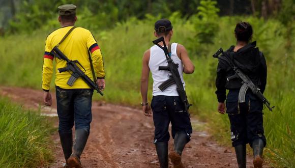 El líder guerrillero disidente que se hace llamar Aldemar (izquierda), miembro del Primer Frente de las Fuerzas Armadas Revolucionarias de Colombia (FARC), y otros rebeldes, patrullan la selva a lo largo del río Inírida en el departamento de Guaviare, Colombia. (Foto referencial: Raúl ARBOLEDA / AFP /Archivo).