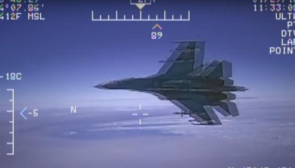 Jet ruso pasa volando a 1,5 metros de avión de Estados Unidos. (YouTube).
