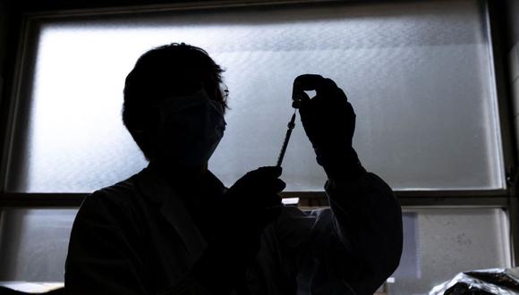 Una trabajadora médica prepara una dosis de la vacuna experimental contra el coronavirus de ReiThera en la farmacia del hospital Sant'Andrea en Vercelli, Piamonte, Italia, el 15 de abril de 2021. 
(Foto referencial, MARCO BERTORELLO / AFP).