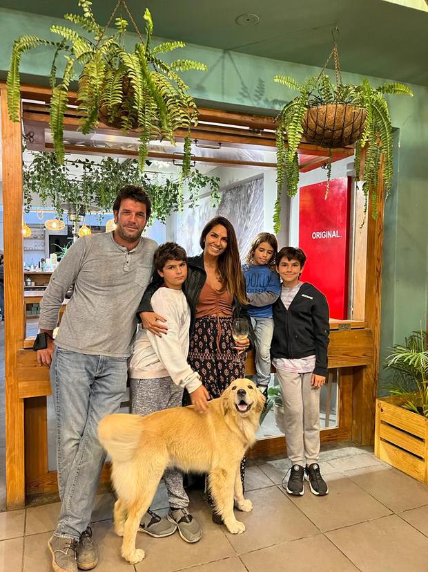 The photographer Yasmin Kahatt, her husband, Luis Miguel Pollarolo, and their children at the Punta Hermosa location.  The familiar and intimate atmosphere is part of her concept, personalized attention is part of her success. 