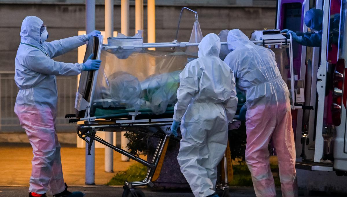 Un paciente de COVID-19 es trasladado a un hospital de Roma, en Italia. (Foto: ANDREAS SOLARO / AFP)