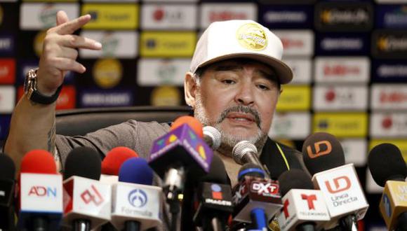 Diego Maradona terminó molesto con los árbitros tras derrota ante Alebrijes. | Foto: AP