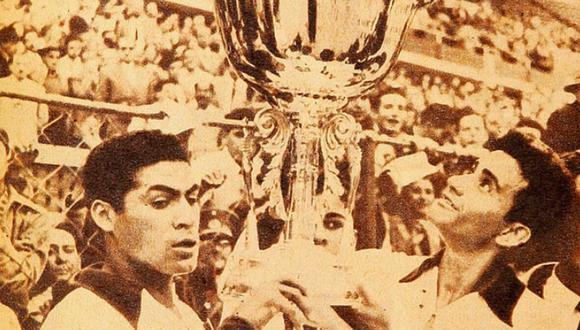 La selección peruana saludó a la bandera en las fiestas patrias de 1953 goleando 4-0 a Chile.  (Foto: Revista Estadio)