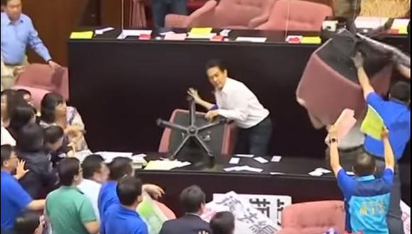 Los parlamentarios se arrojaron hasta sillas en Taiwán. (Foto: Captura de YouTube)