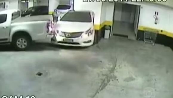 VIDEO: Conductor no puede estacionarse y se choca con otro auto