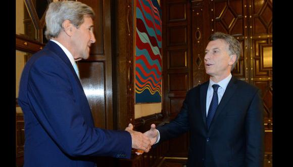 John Kerry es recibido por el presidente de Argentina, Mauricio Macri. (Reuters)
