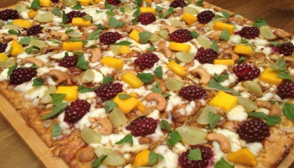 Veggie Pizza. Para cocinar esta pizza se utilizan insumos vegetarianos, nativos, frescos y productos orgánicos. Se podrán encontrar ingredientes como paltas trujillanas y aceitunas tacneñas. Llegan a Barranco y Miraflores. Teléfono: 2475963 (Foto: FB de veggie pizza)