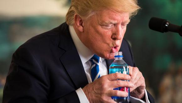 La escena de Trump tomando agua en mitad del discurso generó muchas reacciones en las redes sociales. (Foto: EPA)