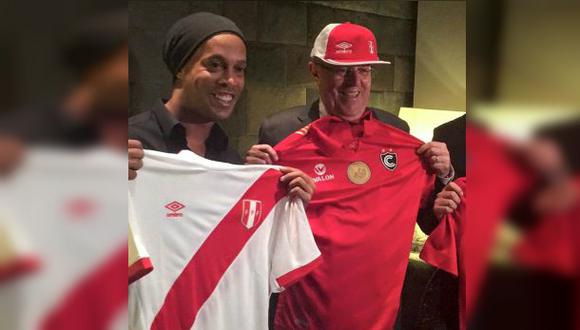 Ronaldinho a Kuczynski: "Un honor ser recibido por usted"
