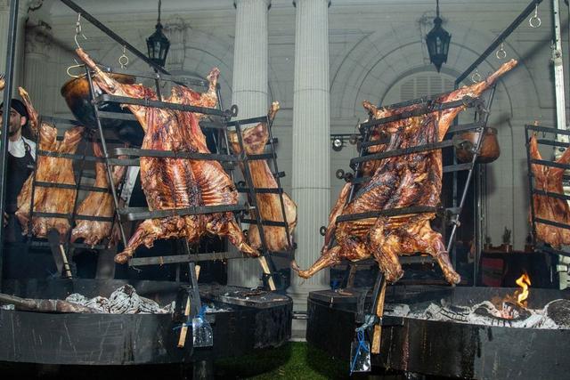 Los invitados a la fiesta de los chefs  experimentaron el afamado asado de Argentina. (Foto: 50 Best Latam)