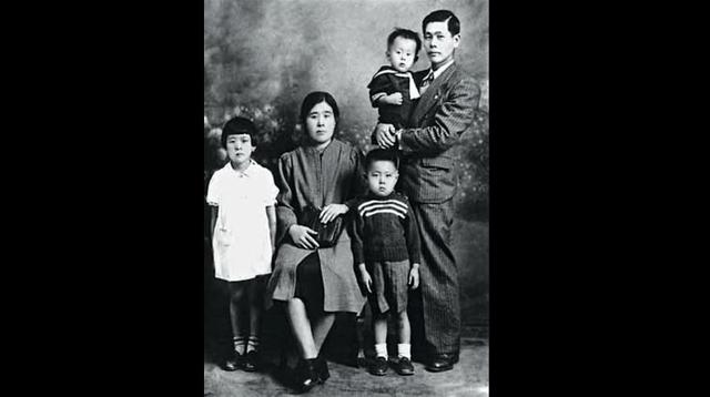 Foto histórica: Alberto Fujimori, en short, junto a sus padres y hermanos.
