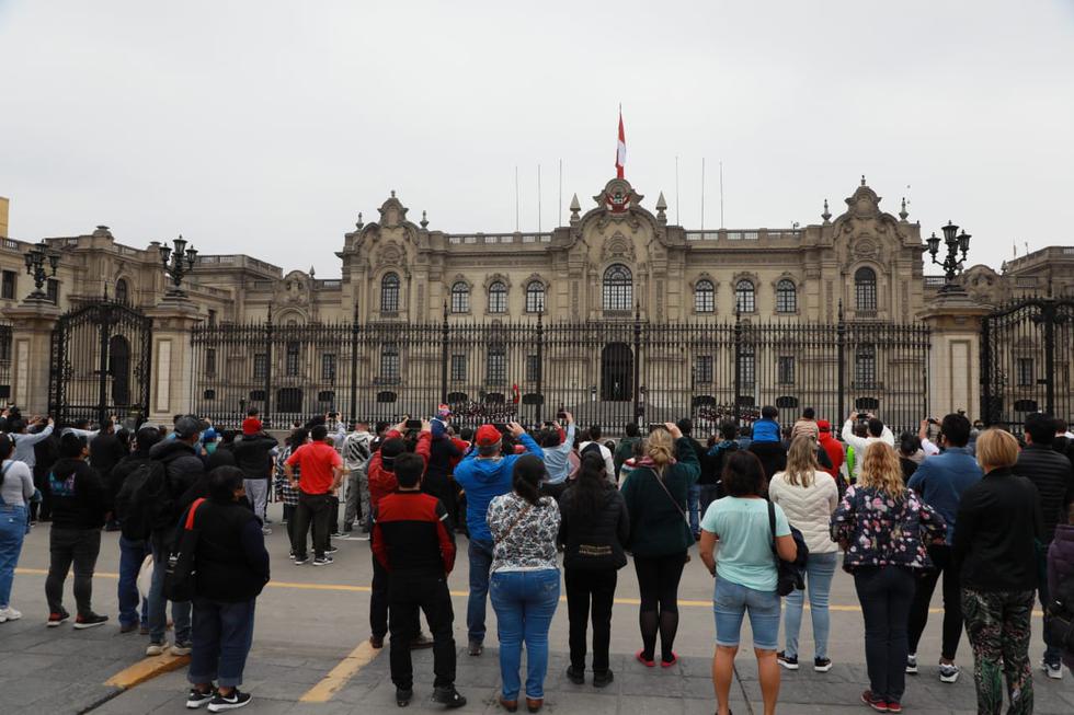 Decenas de personas aprovechan el domingo de descanso para salir en familia, en pareja o con amigos a recorrer la Plaza Mayor, más conocida como Plaza de Armas de Lima, y las diversas playas de la capital, espacios recientemente abiertos al público en medio de la pandemia del coronavirus (COVID-19). (Foto: Juan Ponce Valenzuela/@photos.gec)