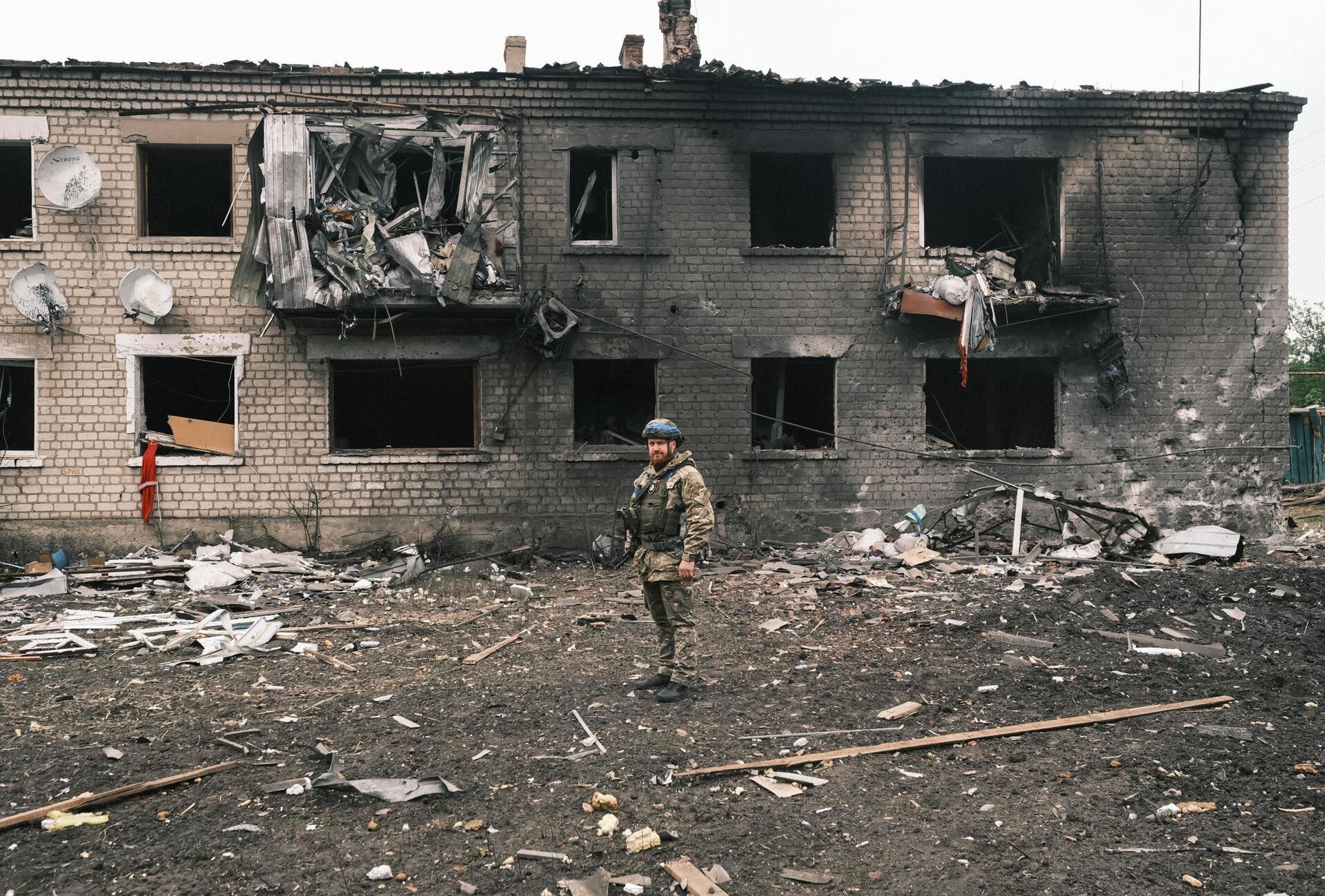 Un oficial de policía ucraniano inspecciona un edificio dañado durante la evacuación de habitantes locales de territorios fronterizos con Rusia, en la ciudad de Vovchansk, región de Kharkiv. (EFE/EPA/GEORGE IVANCHENKO).