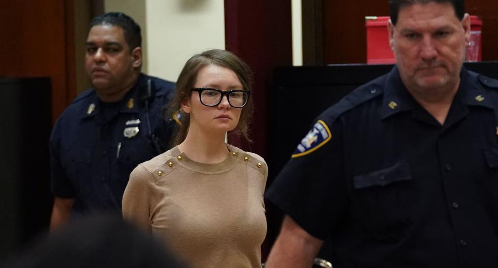 Anna Sorokin, mejor conocida como Anna Delvey, en la sala del tribunal durante su juicio en la Corte Suprema del Estado de Nueva York el 11 de abril de 2019. (TIMOTEO A. CLARY / AFP).
