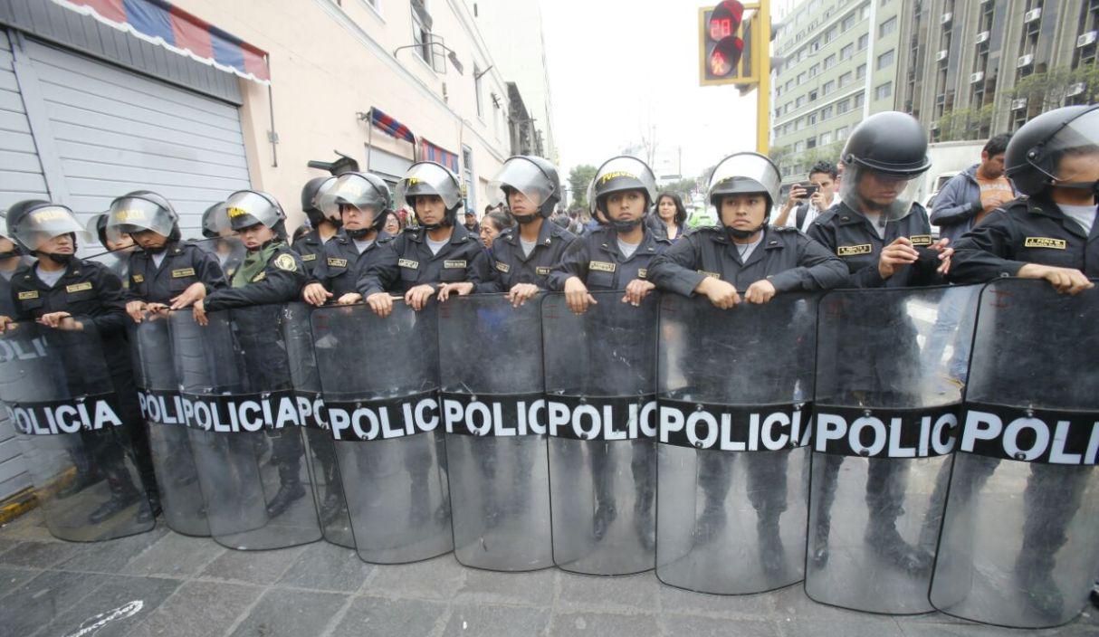 Maestros exigen la renuncia de la ministra Marilú Martens, quien se presenta ante el Congreso de la República. Policías lanzaron bombas lacrimógenas en la avenida Abancay.  (Dante Piaggio / El Comercio)