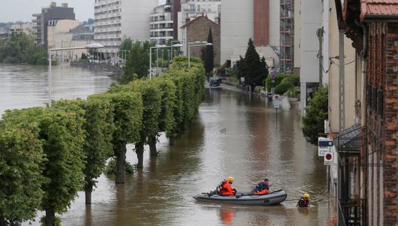 París cierra sitios emblemáticos y el Sena sigue creciendo