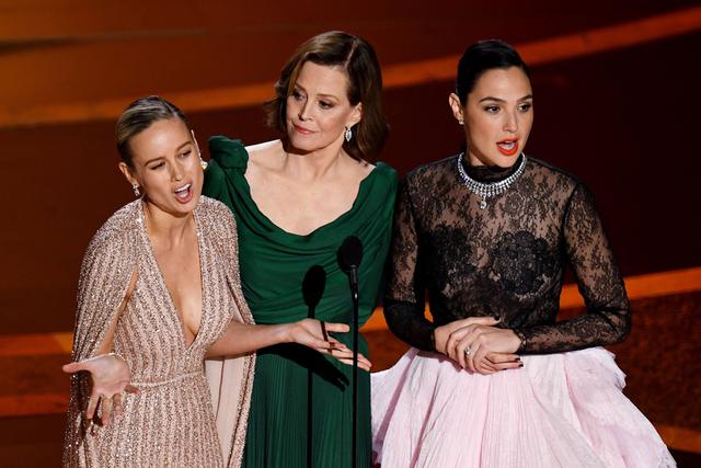 Brie Larson, Sigourney Weaver y Gal Gadot, durante el Oscar 2020.