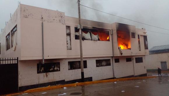 El local del Poder Judicial de Macusani, en la provincia puneña de Carabaya, fue incendiado el último miércoles. Los expedientes fueron rotos y quedaron regados en la calle.