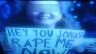 Niña con polémico cartel en el show de los Jonas Brothers causa revuelo en Chile