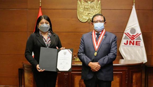 Nieves Limachi recibió la credencial de congresista de manos de Jorge Luis Salas Arenas del JNE | Foto: Jurado Nacional de Elecciones