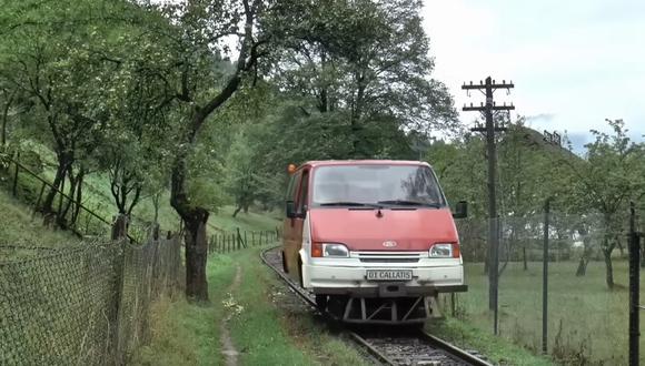 Automóviles se convirtieron en locomotoras en una zona montañosa de Rumanía. (Imagen: YouTube)