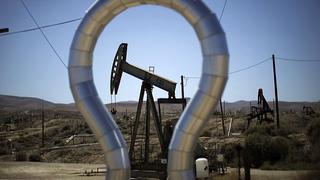 Petróleo se desploma 8%, resurgen temores sobre demanda debido a pandemia 