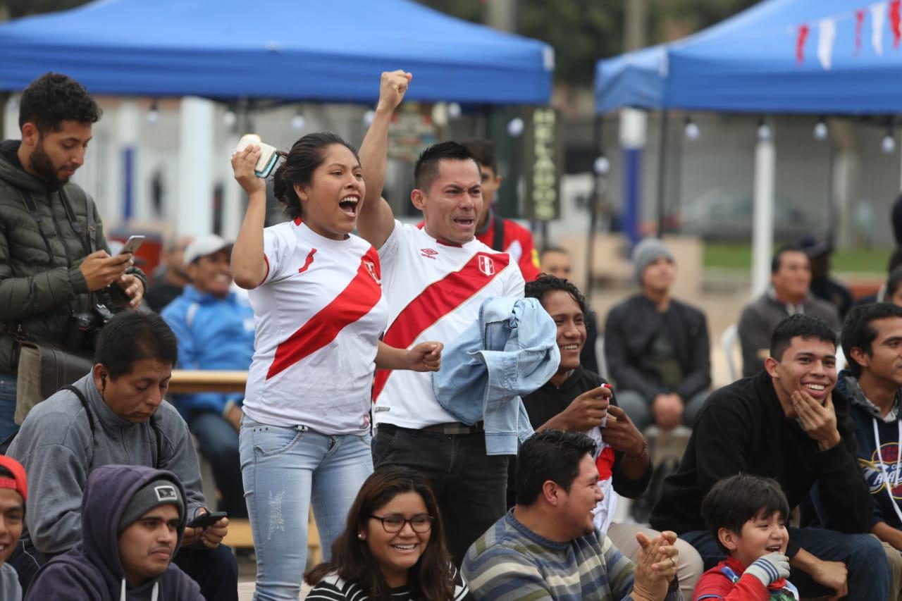 Hinchas miran el primer partido de Perú en la Copa América 2019 en el Real Plaza del Centro Cívico (Foto: Violeta Ayasta).