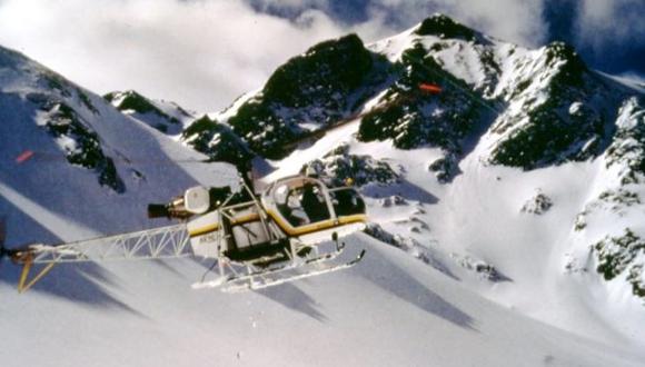 Esta foto publicada por el Parque Nacional de las Montañas Rocosas muestra operaciones de búsqueda aérea en el Parque Nacional de las Montañas Rocosas el 20 de febrero de 1983. (Foto: Parque Nacional de las Montañas Rocosas vía AP).
