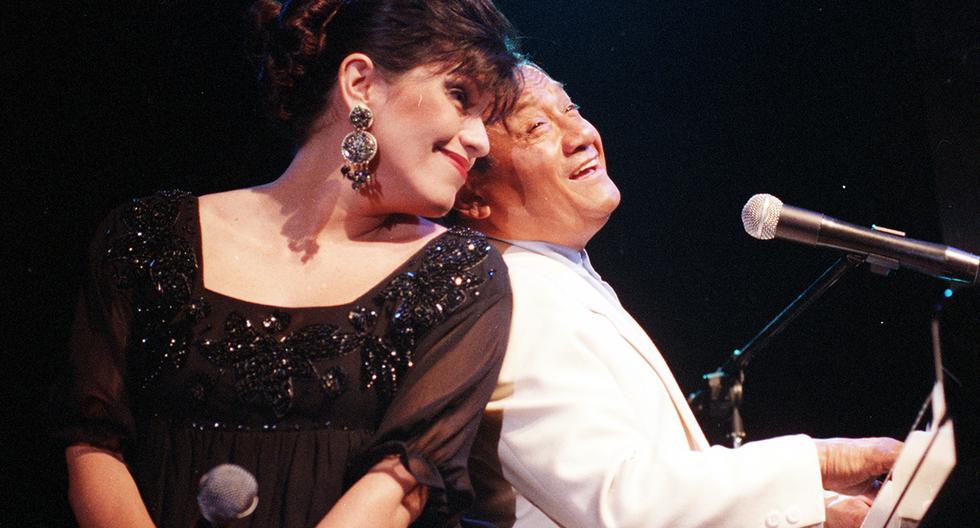 En esta postal de 1996 Armando Manzanero comparte escenario con la cantante peruana Elena Romero. Foto: Cecilia Larrabure/ GEC Archivo Histórico