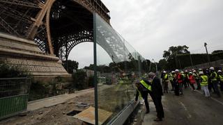Blindan la Torre Eiffel con una nueva muralla de hierro y vidrio [FOTOS]