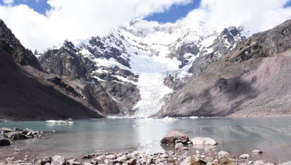 Los bloques de hielo cayeron sobre la laguna Upiscocha, lo que provocó el aumento del caudal del río Uspimayo y su posterior desborde. (Foto: Andina)