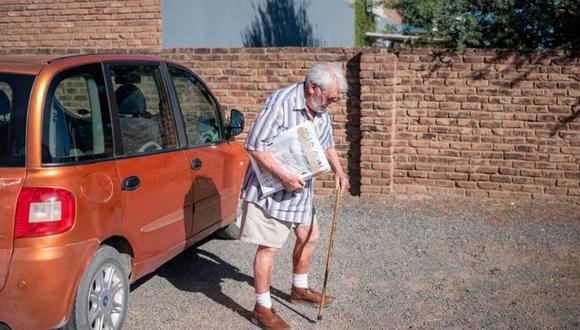 Un anciano de 90 años recorre más de mil kilómetros semanales para repartir periódicos | Foto: AFP