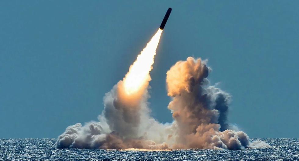 Un misil Trident II D5 desarmado es lanzado a modo de prueba desde el submarino de misiles balísticos USS Nebraska de la Armada estadounidense frente a la costa de California, el 26 de marzo del 2018.  (Foto: US Navy / Especialista en Comunicación de Masas de primera clase Ronald Gutridge / Reuters)