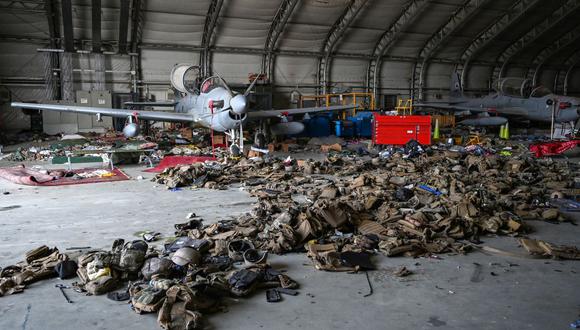 Aviones de ataque A-29 de la Fuerza Aérea de Afganistán y chalecos antibalas tirados dentro de un hangar en el aeropuerto de Kabul el 31 de agosto de 2021, después de que Estados Unidos retiró a todas sus tropas. (Wakil KOHSAR / AFP).