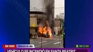 Cercado de Lima: automóvil se incendia con chofer a bordo y termina parcialmente calcinado en medio de la pista | VIDEO