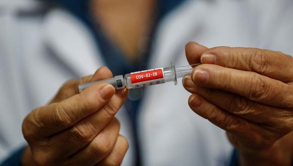 Una enfermera presenta la vacuna contra el COVID-19 desarrollada por un laboratorio chino. (EFE/Sebastiao Moreira).