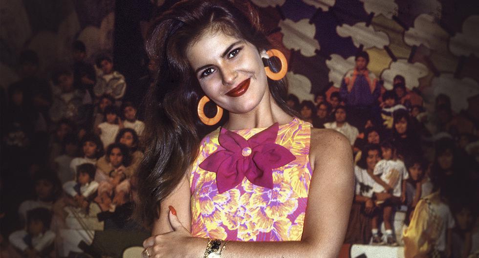 Mónica Santa María fue modelo y presentadora de tv. En la imagen, sonriente en el impresionante set que tuvo “Nubeluz”, en el coliseo Amauta (cercado de lima).