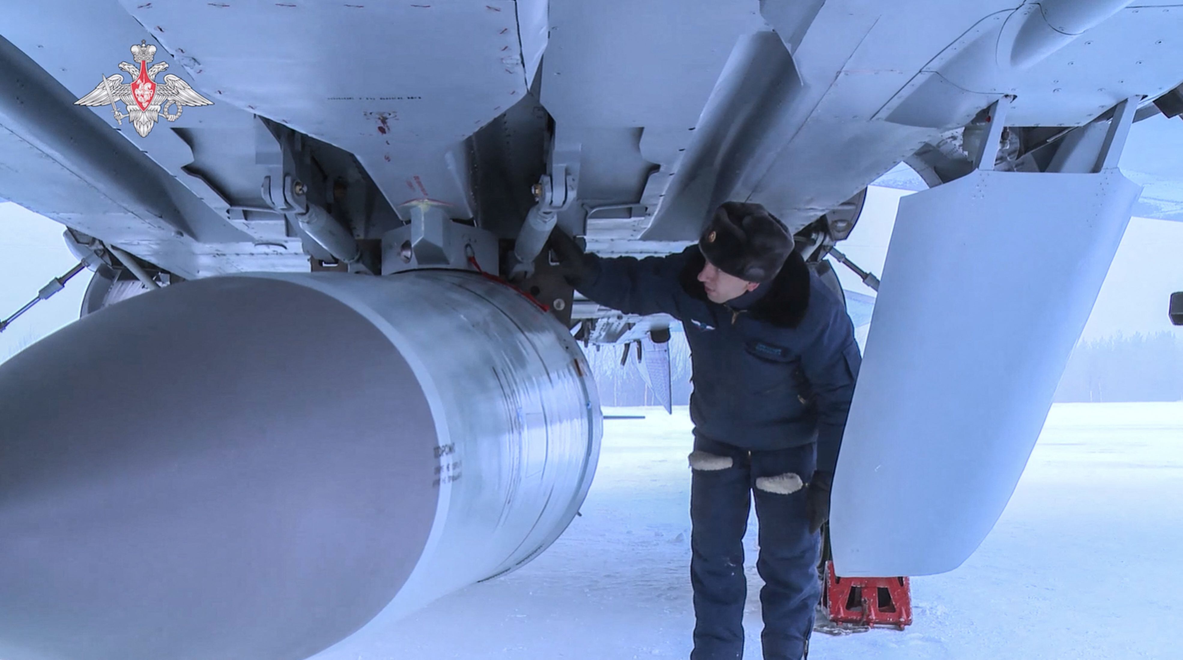 Un aviador examinando un caza MiG-31K de la fuerza aérea rusa que lleva un misil de crucero hipersónico Kinzhal. (AFP).
