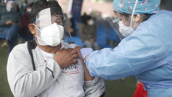 En el proceso de vacunación contra el COVID-19 en el Perú se aplican dos dosis. (Foto: Jorge Cerdan/@photo.gec)