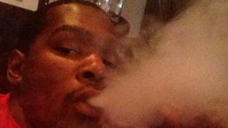 Kevin Durant aparece fumando en foto publicada en su Twitter